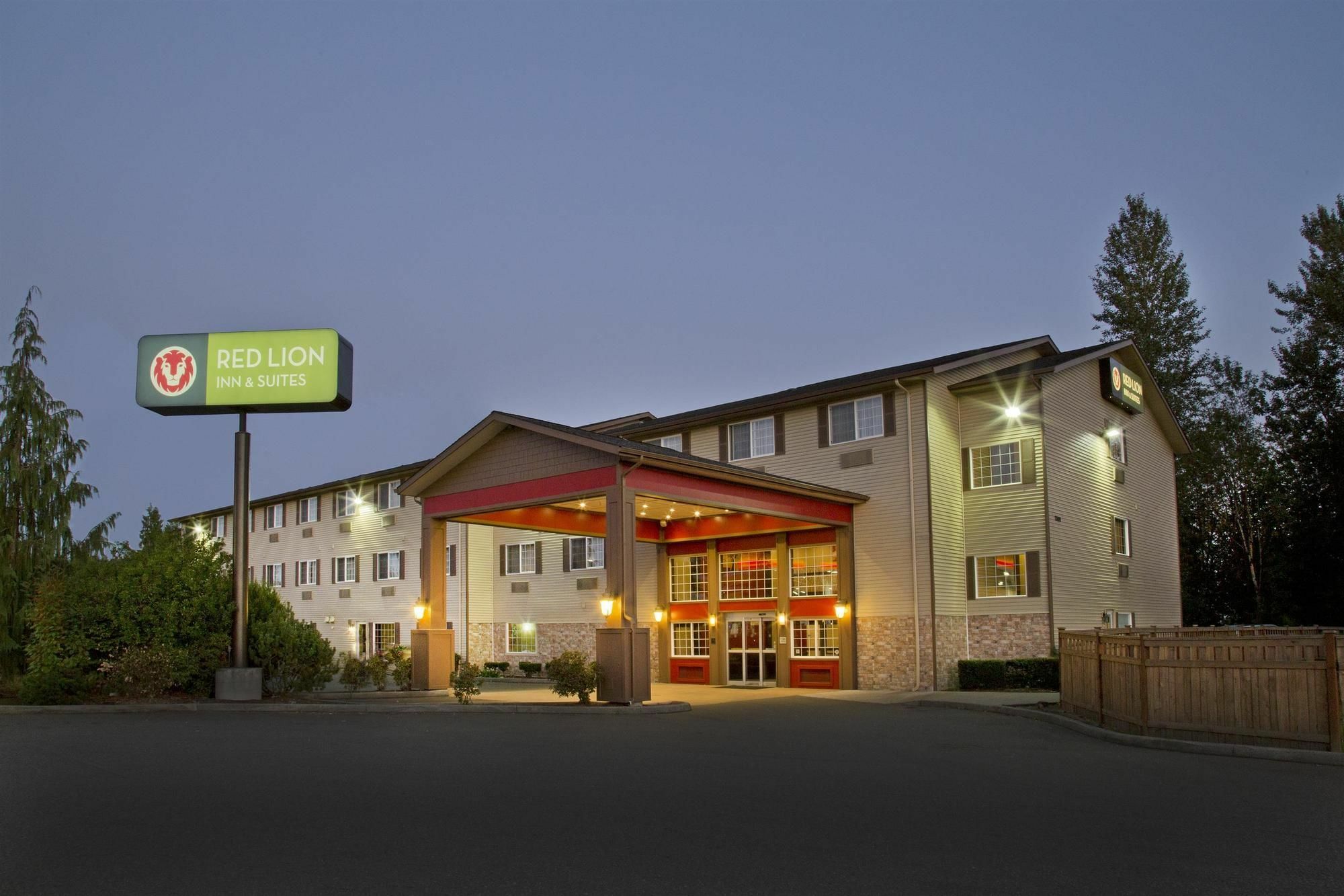 Red Lion Inn & Suites Kent - Seattle Area Exterior photo